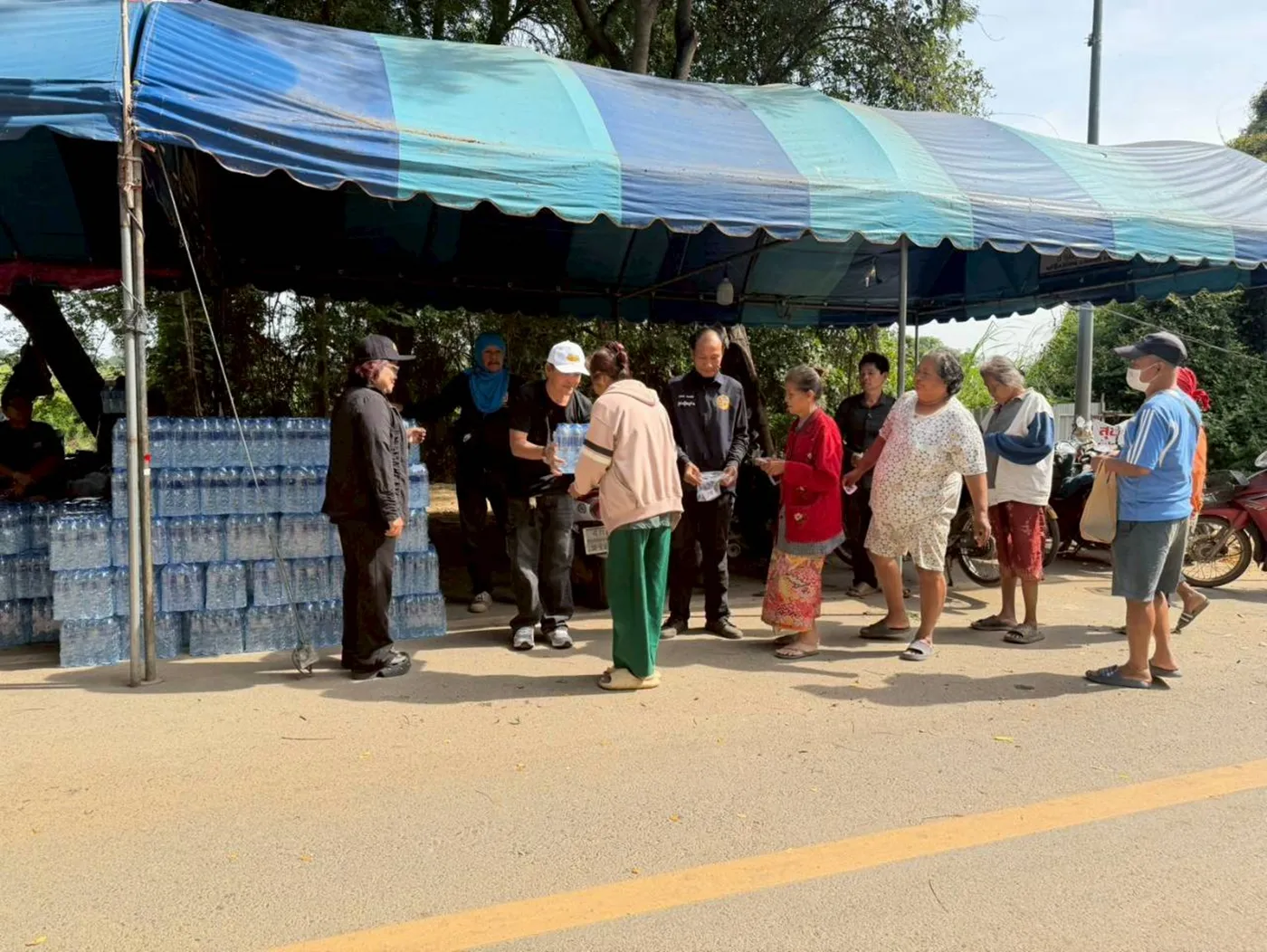 การมอบน้ำดื่มให้ประชาชน